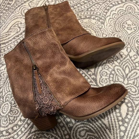 Western Chic Boot - Picture 1 of 12